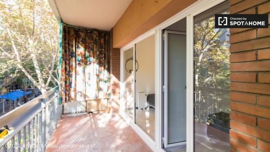 Se alquila habitación en piso de 5 habitaciones en Barcelona - BARCELONA