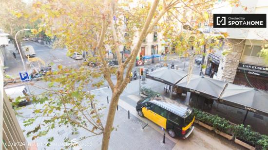 Se alquila habitación en piso de 5 habitaciones en Barcelona - BARCELONA