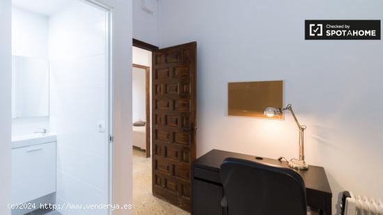 Se alquila habitación en piso de 5 habitaciones en Barcelona - BARCELONA