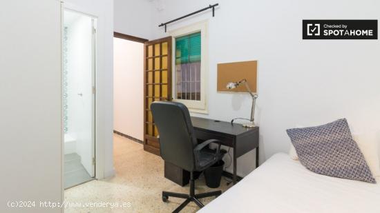 Se alquila habitación en piso de 5 habitaciones en Barcelona - BARCELONA