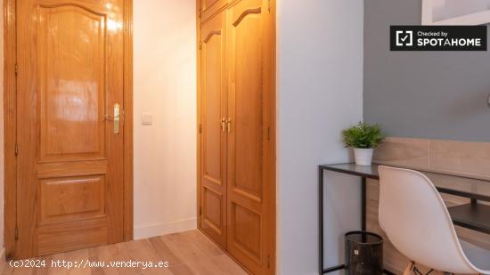 Se alquila habitación en piso de 4 dormitorios en Madrid - MADRID