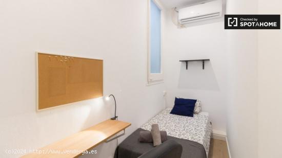 Alquiler de habitaciones en apartamento de 7 dormitorios en Barcelona - BARCELONA