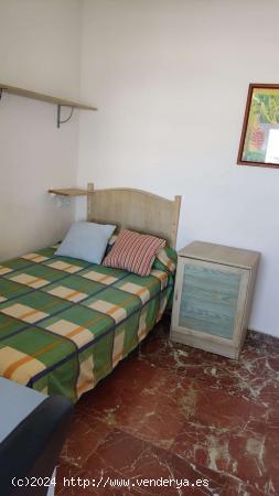  Alquiler de habitaciones en piso de 4 dormitorios en Almería - ALMERIA 