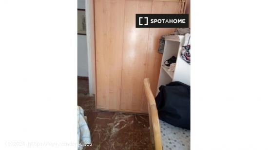 Alquiler de habitaciones en piso de 4 dormitorios en Almería - ALMERIA