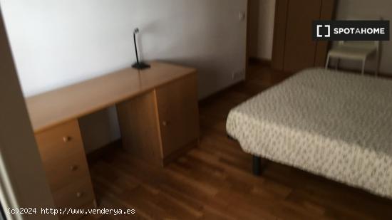 Se alquila habitación en piso compartido en Pamplona - NAVARRA