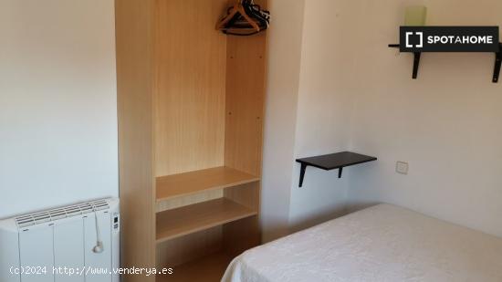 Habitaciones en alquiler en apartamento de 5 dormitorios en Alcalá De Henares. - MADRID