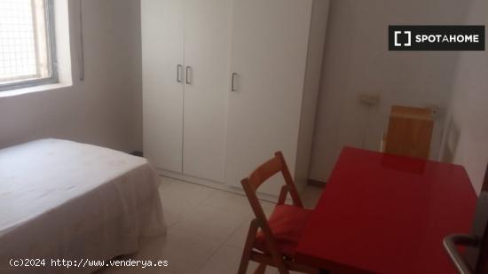 Se alquila habitación en piso de 2 dormitorios en Vistabella, Murcia - MURCIA