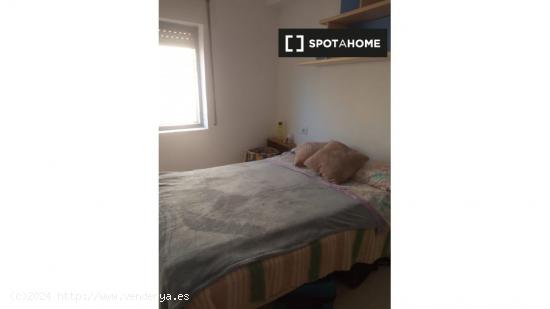 Se alquila habitación en piso de 2 dormitorios en Vistabella, Murcia - MURCIA