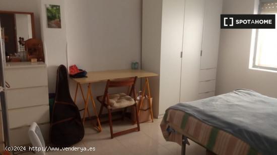 Se alquila habitación en piso de 2 dormitorios en Vistabella, Murcia - MURCIA