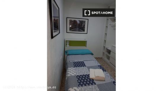 Alquiler de habitaciones en piso de 3 dormitorios para estudiantes en Granada - GRANADA