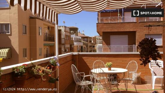 Se alquila habitación en piso de 4 habitaciones en Centro, Granada - GRANADA