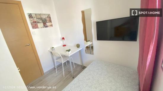 Luminosa y soleada habitación equipada para estudiantes - SEVILLA