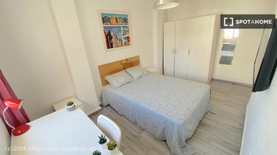 Luminosa habitación con cama de matrimonio equipada para estudiantes - SEVILLA