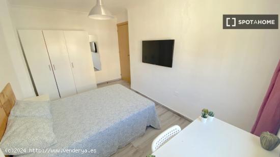 Luminosa habitación con cama de matrimonio equipada para estudiantes - SEVILLA