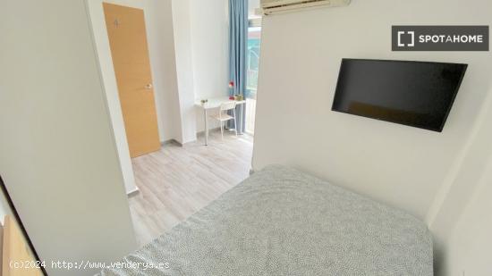 Habitación luminosa con terraza integrada y cama de matrimonio para estudiantes - SEVILLA