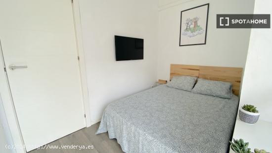 Habitación luminosa con terraza integrada y cama de matrimonio para estudiantes - SEVILLA