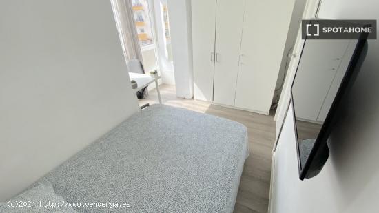 Habitación luminosa con terraza integrada y cama de matrimonio para estudiantes - SEVILLA