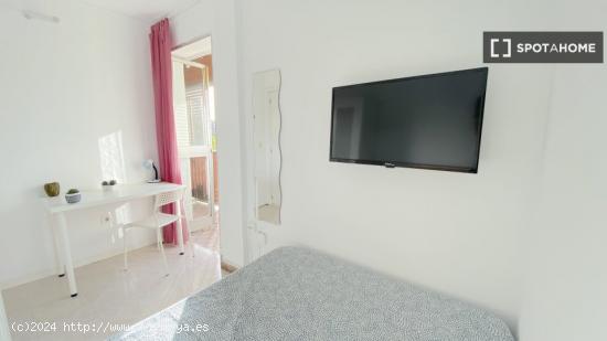 Habitación luminosa con cama de matrimonio y terraza para estudiantes - SEVILLA