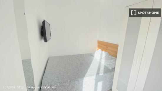 Habitación luminosa con cama de matrimonio y terraza para estudiantes - SEVILLA