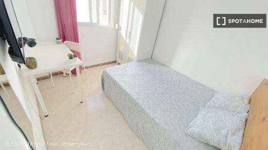 Luminosa habitación con cama de matrimonio equipada para estudiantes - SEVILLA