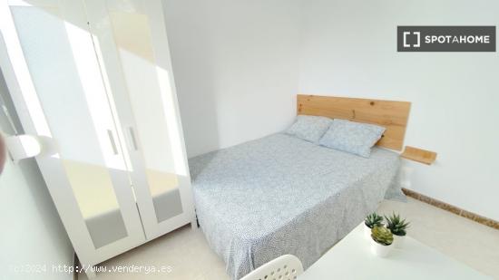 Luminosa habitación con cama de matrimonio equipada para estudiantes - SEVILLA