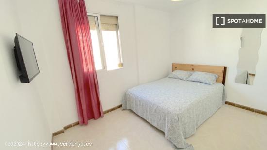 Luminosa habitación con cama de matrimonio equipada para estudiantes - SEVILLA