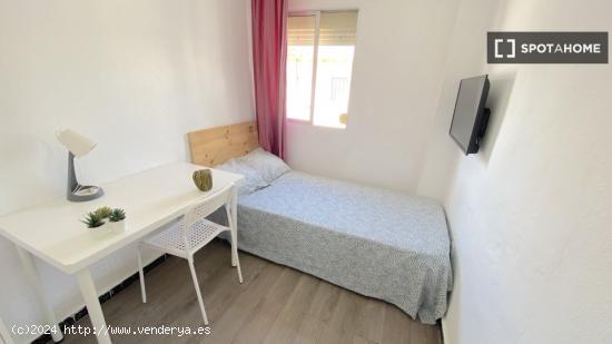 Luminosa y soleada habitación equipada para estudiantes - SEVILLA