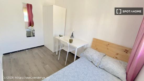 Luminosa y soleada habitación equipada para estudiantes - SEVILLA