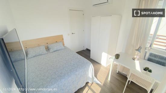 Habitación luminosa con terraza integrada y cama de matrimonio para estudiantes - SEVILLA