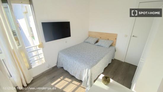 Habitación luminosa con terraza integrada y cama de matrimonio para estudiantes - SEVILLA