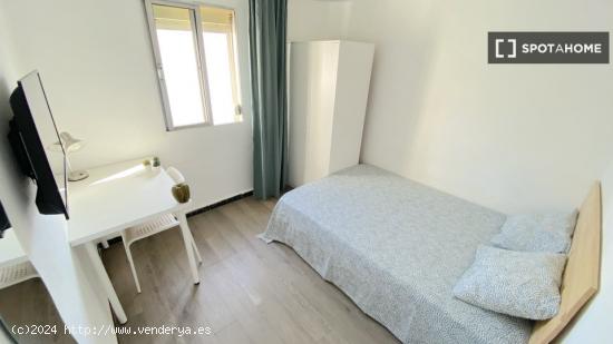 Luminosa habitación con cama de matrimonio equipada para estudiantes - SEVILLA