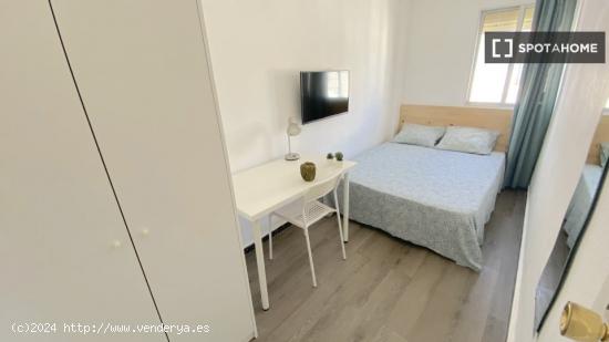 Luminosa habitación con cama de matrimonio equipada para estudiantes - SEVILLA