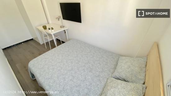 Luminosa habitación con cama de matrimonio equipada para estudiantes - SEVILLA