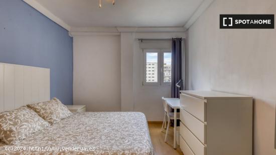 Habitaciones en alquiler en apartamento de 4 dormitorios en Valencia. - VALENCIA