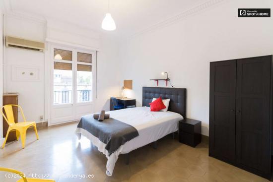  Alquiler de habitaciones en piso de 8 habitaciones en Barcelona - BARCELONA 