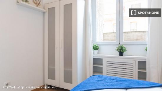 Se alquilan habitaciones en apartamento de 6 dormitorios en Madrid - MADRID