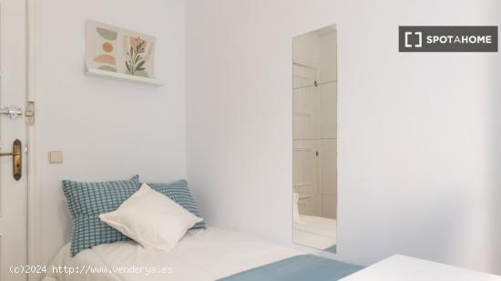 Se alquilan habitaciones en apartamento de 6 dormitorios en Madrid - MADRID