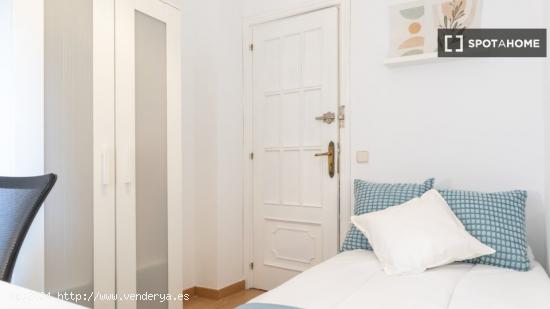 Se alquilan habitaciones en apartamento de 6 dormitorios en Madrid - MADRID