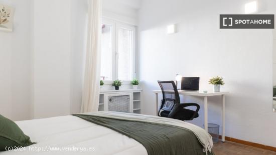 Se alquilan habitaciones en apartamento de 6 dormitorios en Madrid - MADRID