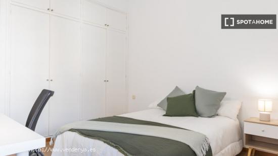 Se alquilan habitaciones en apartamento de 6 dormitorios en Madrid - MADRID