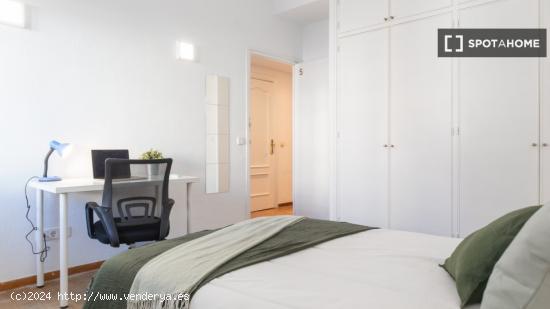 Se alquilan habitaciones en apartamento de 6 dormitorios en Madrid - MADRID