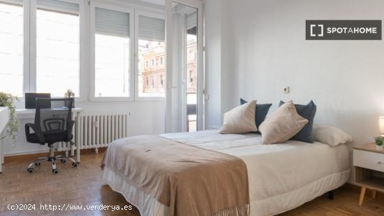 Se alquilan habitaciones en apartamento de 6 dormitorios en Madrid - MADRID