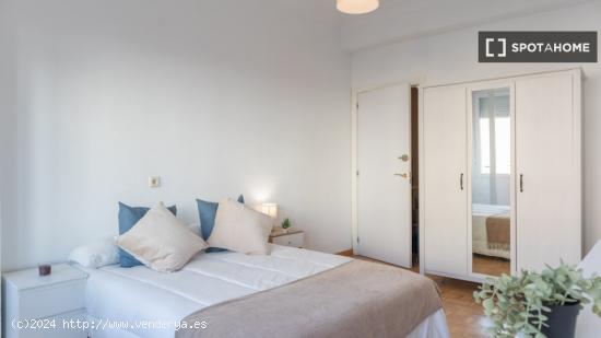 Se alquilan habitaciones en apartamento de 6 dormitorios en Madrid - MADRID