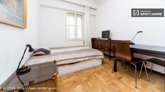 Habitación acogedora con escritorio en un apartamento de 5 dormitorios, Salamanca - MADRID