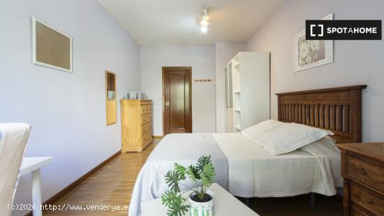 Amplia habitación con armario empotrado en un apartamento de 6 dormitorios, Salamanca - MADRID