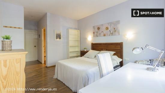 Gran habitación con escritorio en un apartamento de 6 dormitorios, Salamanca - MADRID