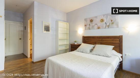 Gran habitación con escritorio en un apartamento de 6 dormitorios, Salamanca - MADRID