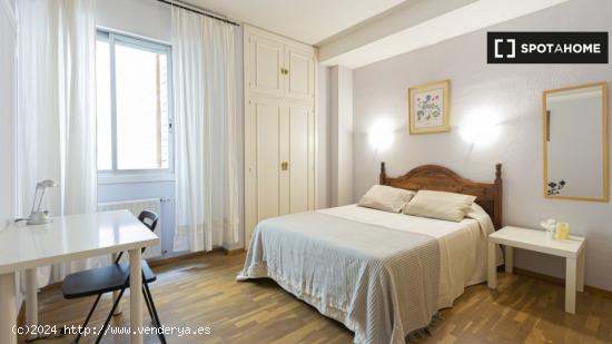 Gran habitación con calefacción en apartamento de 6 dormitorios, Salamanca - MADRID