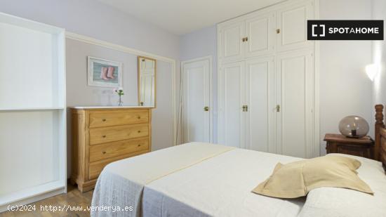 Amplia habitación con calefacción en un apartamento de 6 dormitorios, Salamanca - MADRID