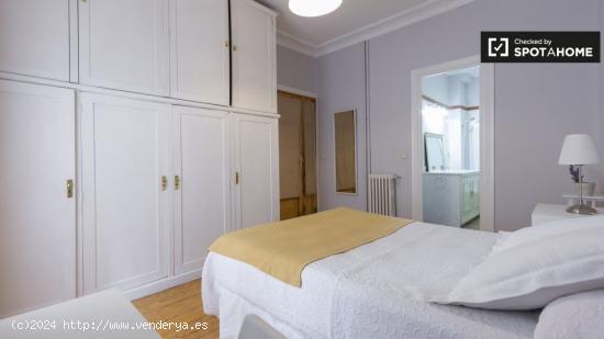 Habitación acogedora con escritorio en un apartamento de 5 dormitorios, Salamanca - MADRID